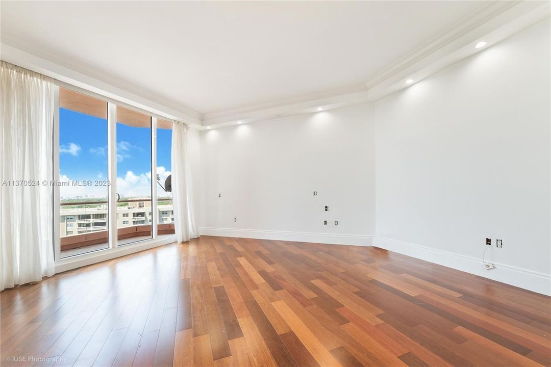 Recientemente alquilado: $12,500 (3 camas, 3 baños, 3165 Pies cuadrados)