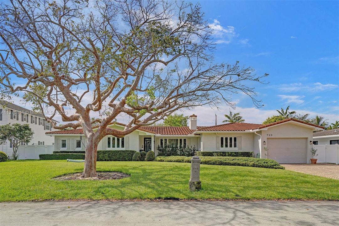 Recently Sold: $2,499,000 (4 beds, 3 baths, 3665 Square Feet)