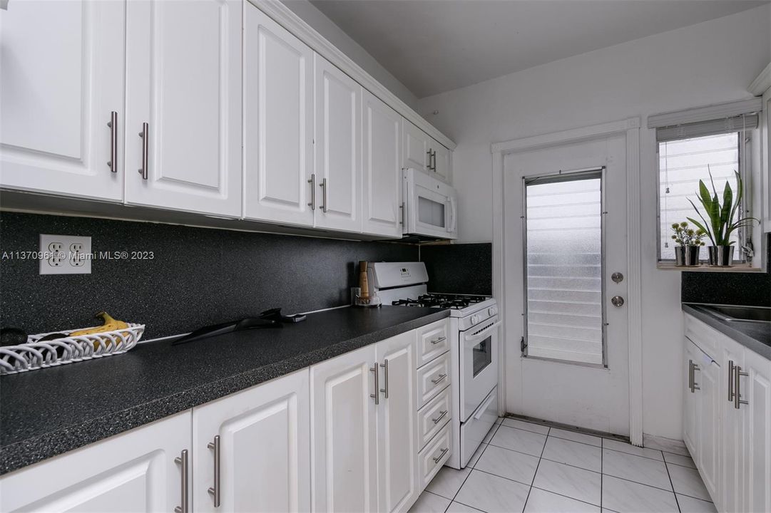 最近租的: $2,200 (1 贝兹, 1 浴室, 741 平方英尺)