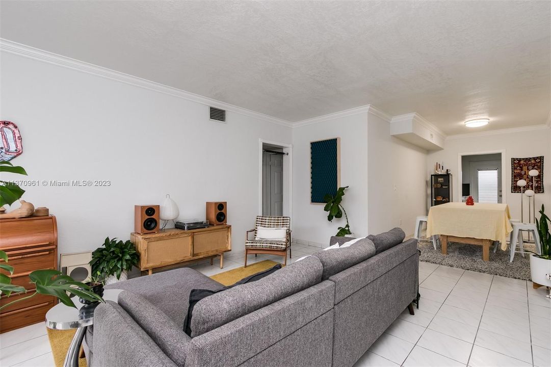 最近租的: $2,200 (1 贝兹, 1 浴室, 741 平方英尺)