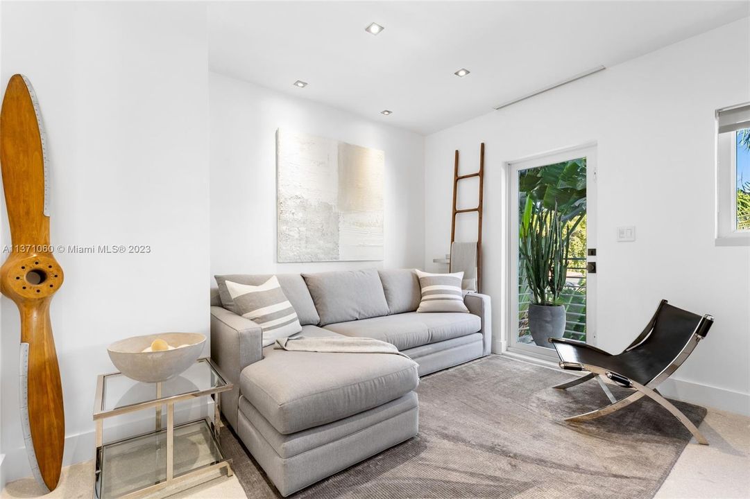 Recently Sold: $1,650,000 (4 beds, 3 baths, 2163 Square Feet)