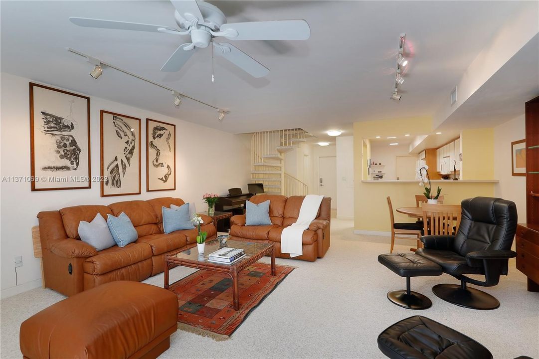 Недавно продано: $549,000 (2 спален, 2 ванн, 1415 Квадратных фут)