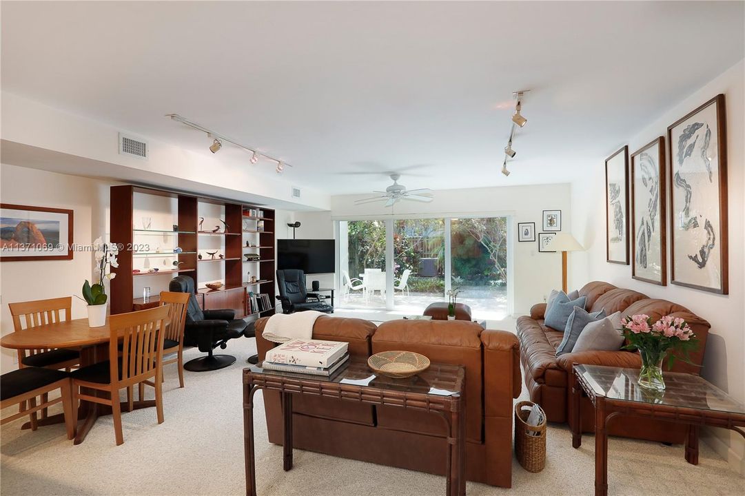 Недавно продано: $549,000 (2 спален, 2 ванн, 1415 Квадратных фут)