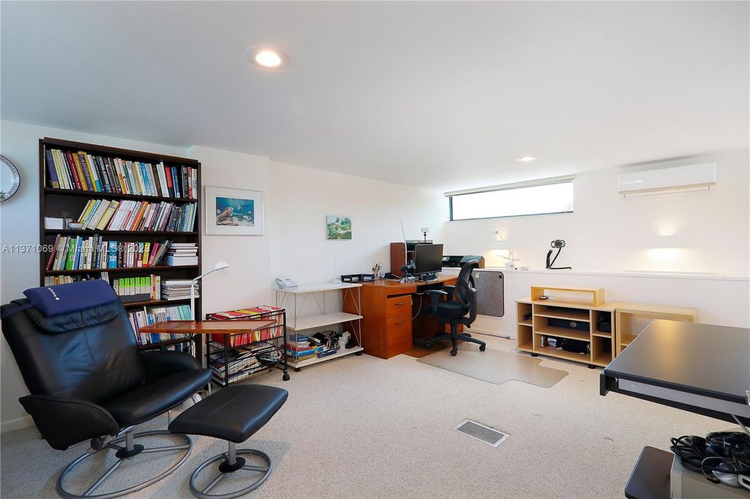 3rd floor private loft w/closet