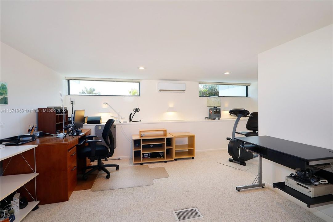 3rd floor private loft w/closet