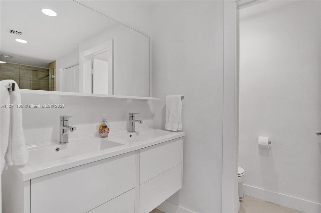 Recently Sold: $2,495,000 (2 beds, 2 baths, 1408 Square Feet)