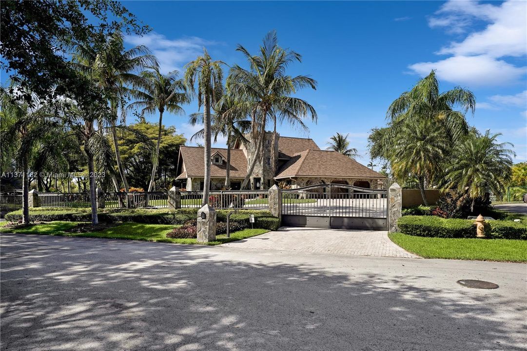 Recently Sold: $2,595,000 (6 beds, 4 baths, 5431 Square Feet)