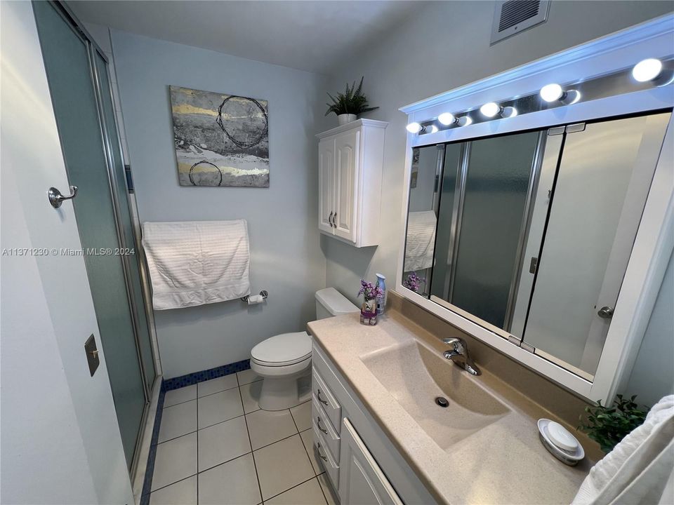 Active With Contract: $205,000 (2 beds, 2 baths, 968 Square Feet)