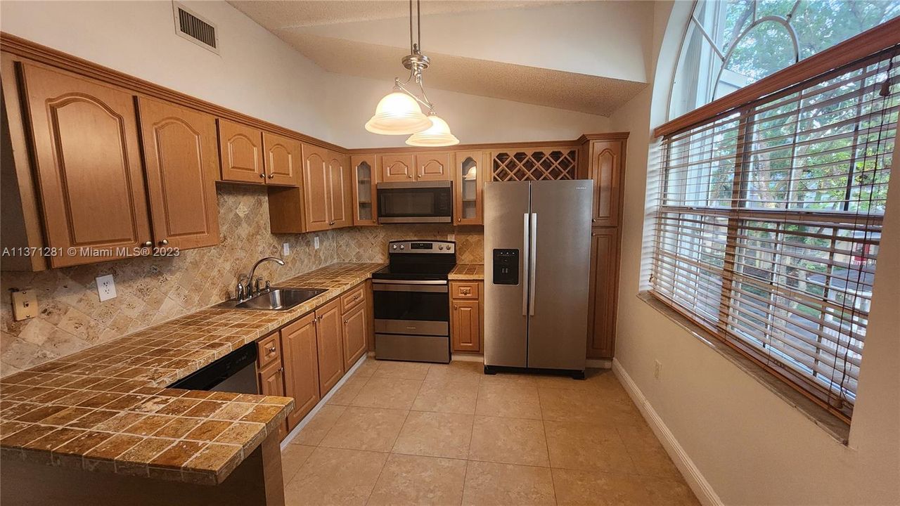 Recently Rented: $1,950 (1 beds, 1 baths, 770 Square Feet)