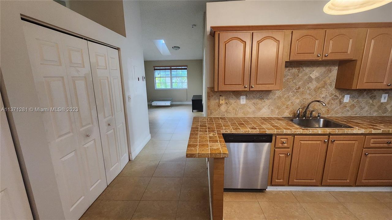 Recently Rented: $1,950 (1 beds, 1 baths, 770 Square Feet)