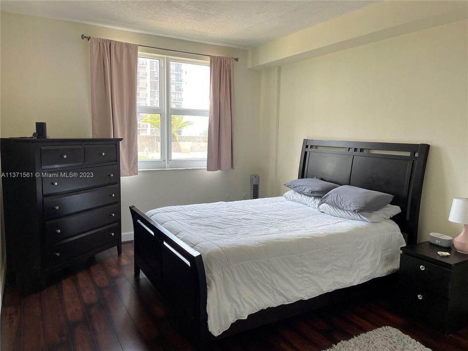 Recently Sold: $350,000 (1 beds, 1 baths, 784 Square Feet)
