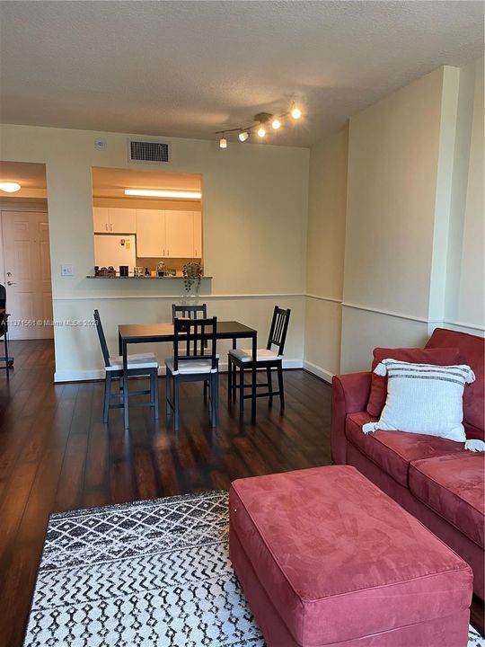 Recently Sold: $350,000 (1 beds, 1 baths, 784 Square Feet)