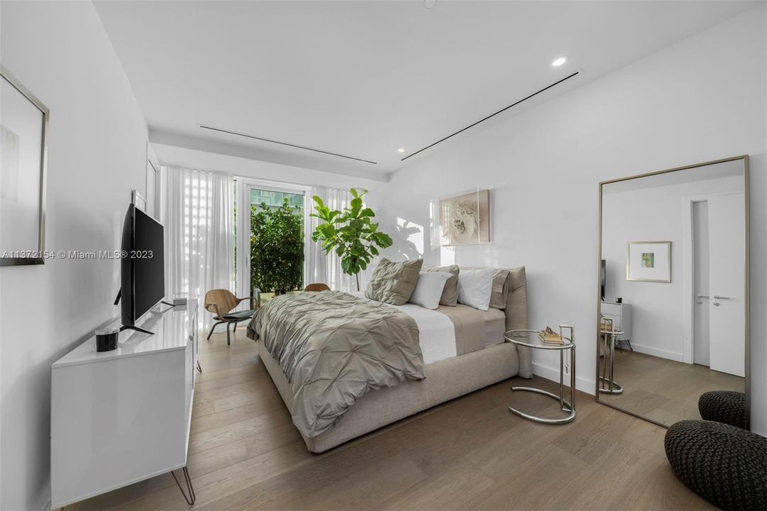 Recently Sold: $4,500,000 (2 beds, 2 baths, 1969 Square Feet)