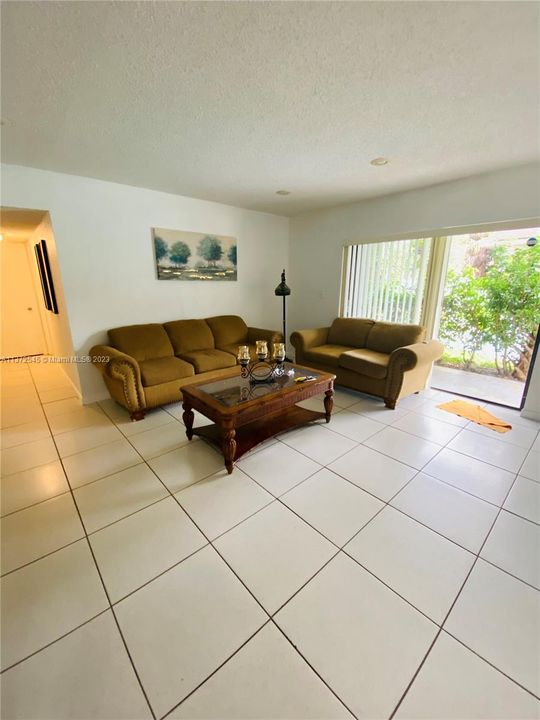 最近售出: $252,900 (2 贝兹, 2 浴室, 950 平方英尺)