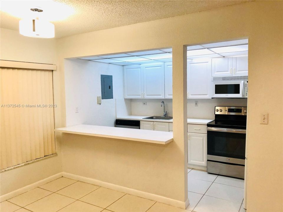 最近售出: $252,900 (2 贝兹, 2 浴室, 950 平方英尺)