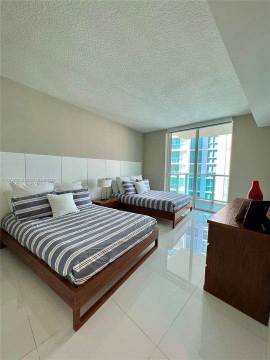 Vendido Recientemente: $880,000 (3 camas, 2 baños, 1447 Pies cuadrados)