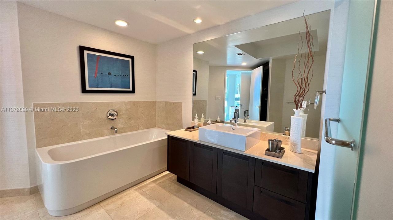 Vendido Recientemente: $880,000 (3 camas, 2 baños, 1447 Pies cuadrados)