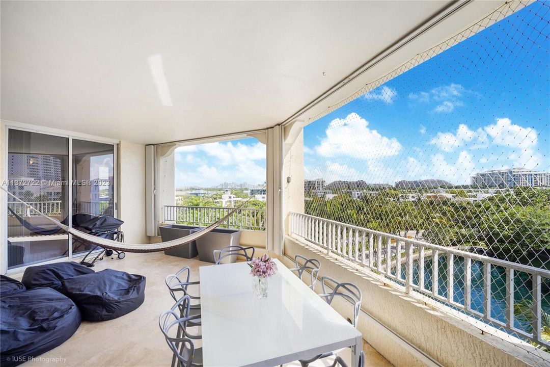 Recently Sold: $2,500,000 (3 beds, 3 baths, 2497 Square Feet)