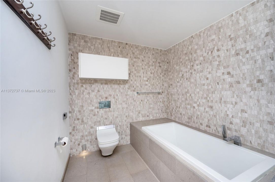 Recently Rented: $5,850 (2 beds, 2 baths, 1193 Square Feet)