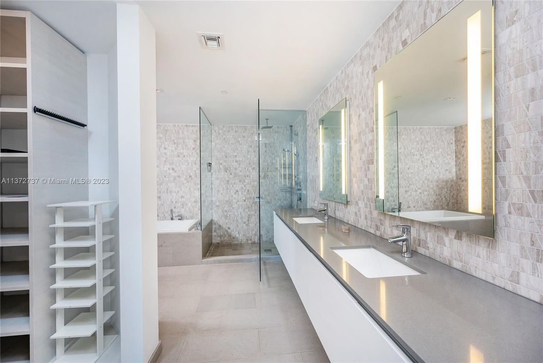 Recently Rented: $5,850 (2 beds, 2 baths, 1193 Square Feet)