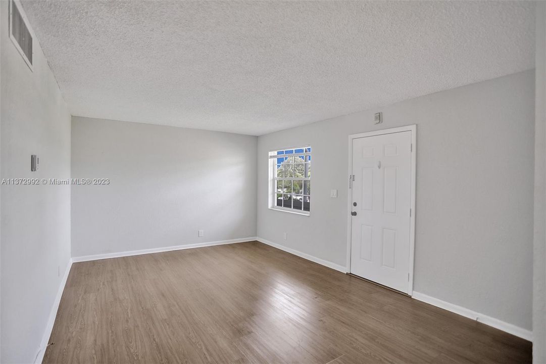 Recently Sold: $245,000 (2 beds, 1 baths, 727 Square Feet)