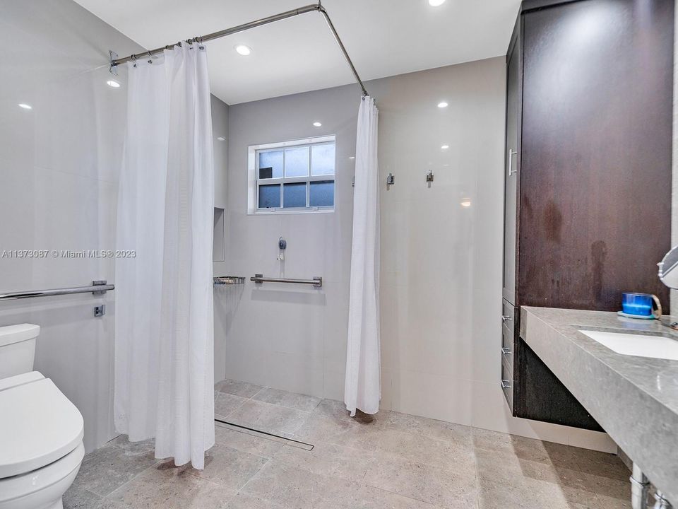 最近售出: $800,000 (4 贝兹, 3 浴室, 2064 平方英尺)