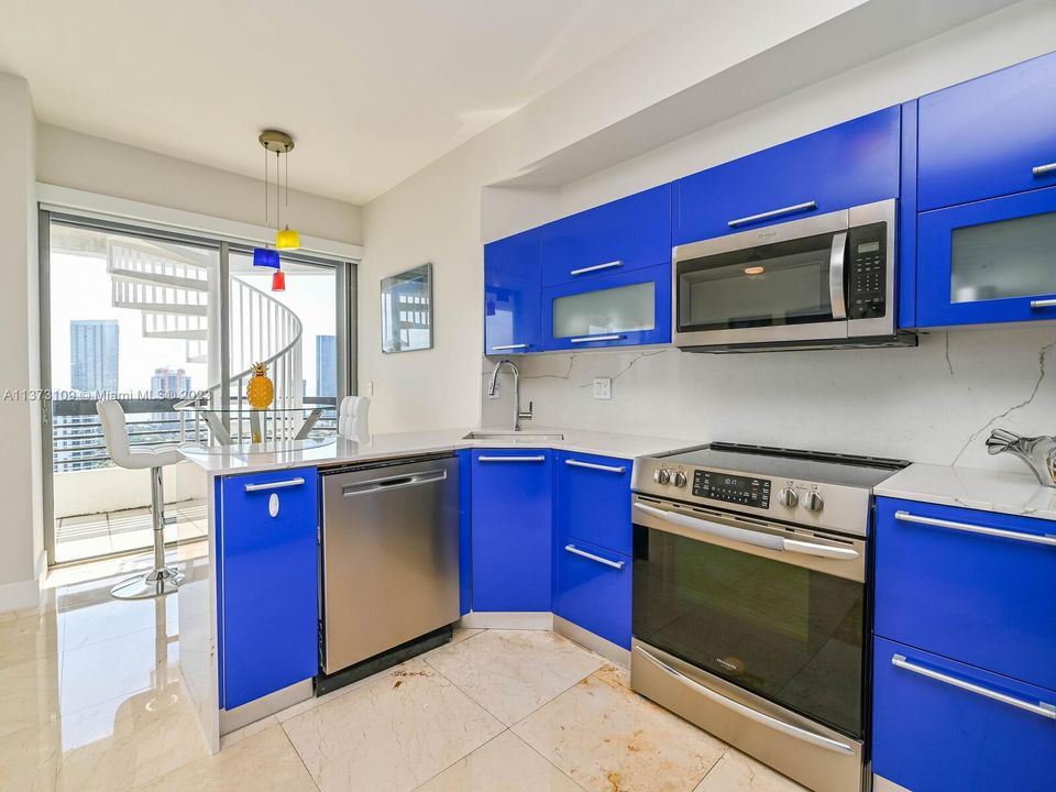 Vendido Recientemente: $799,000 (2 camas, 2 baños, 1365 Pies cuadrados)