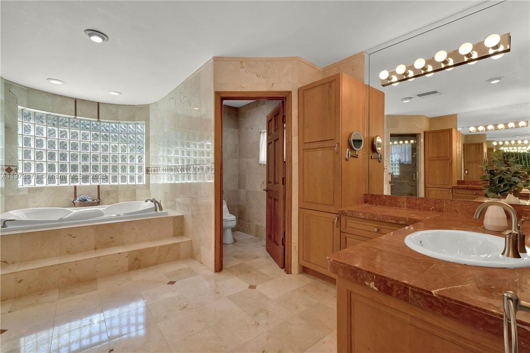 最近售出: $2,499,000 (4 贝兹, 4 浴室, 4533 平方英尺)