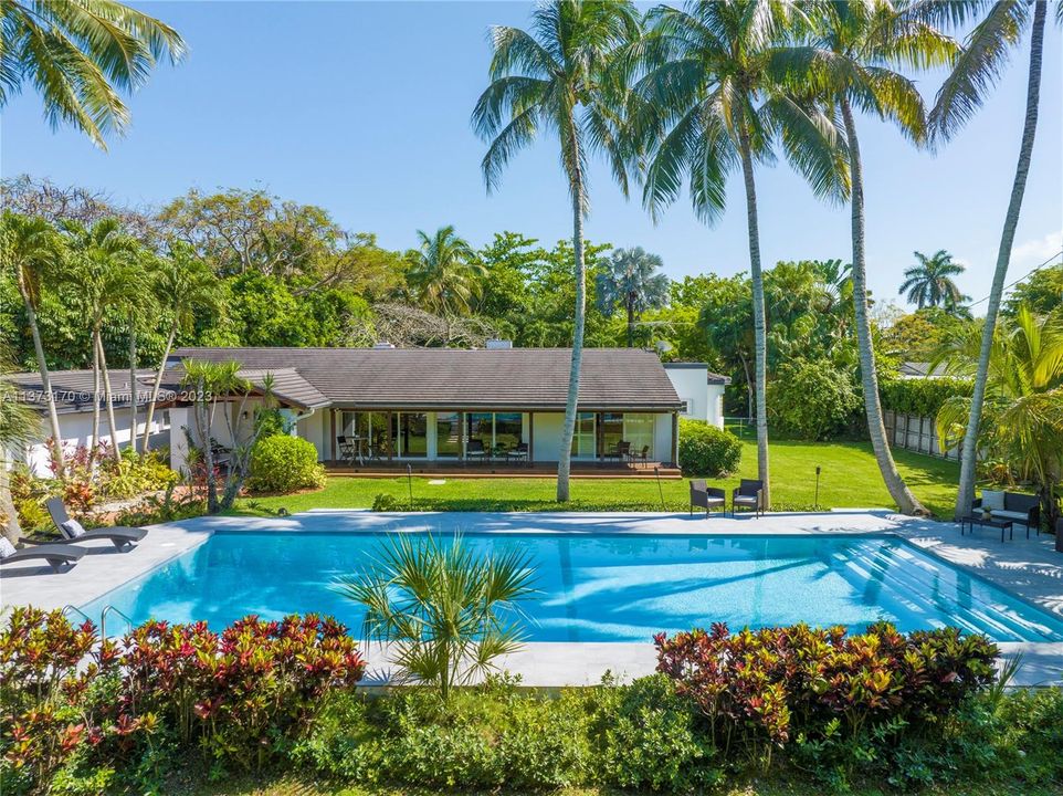 Recently Sold: $2,499,000 (4 beds, 4 baths, 4533 Square Feet)