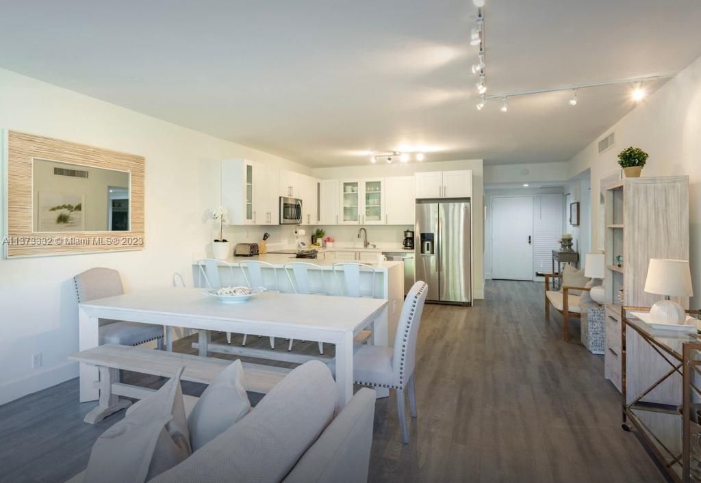 Recently Sold: $1,299,000 (3 beds, 2 baths, 1720 Square Feet)