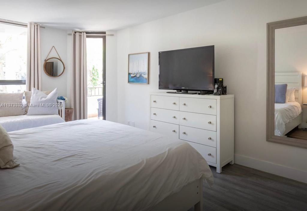 Recently Sold: $1,299,000 (3 beds, 2 baths, 1720 Square Feet)