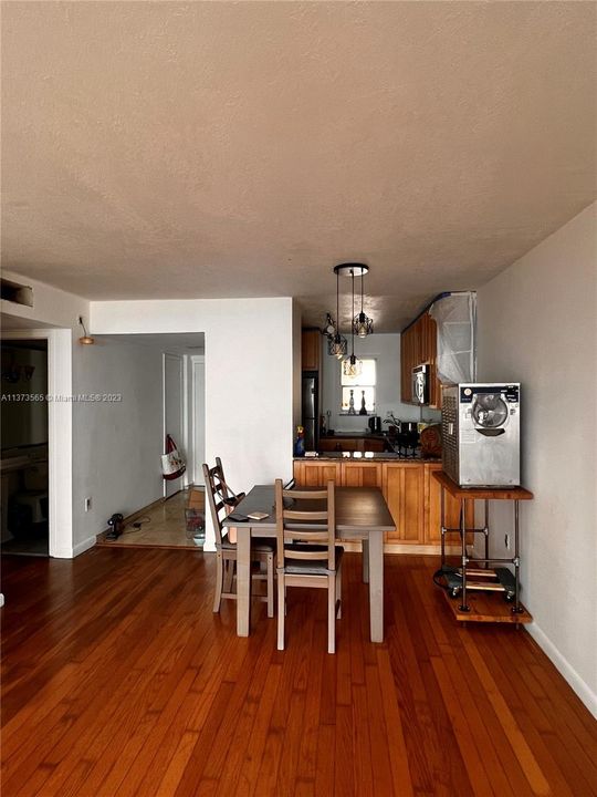 For Sale: $270,000 (1 beds, 1 baths, 728 Square Feet)