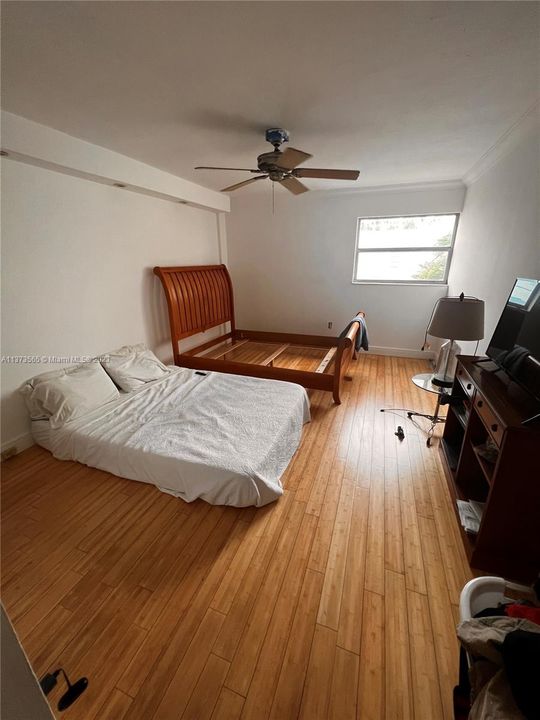 For Sale: $285,000 (1 beds, 1 baths, 728 Square Feet)