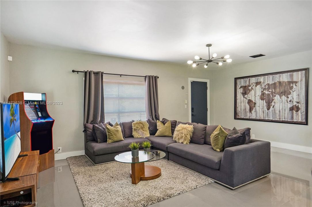 Recientemente alquilado: $6,300 (3 camas, 2 baños, 1565 Pies cuadrados)