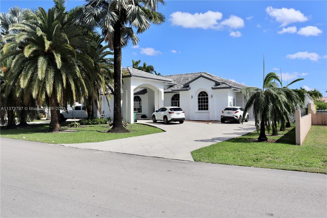 Recently Sold: $1,350,000 (5 beds, 3 baths, 3163 Square Feet)