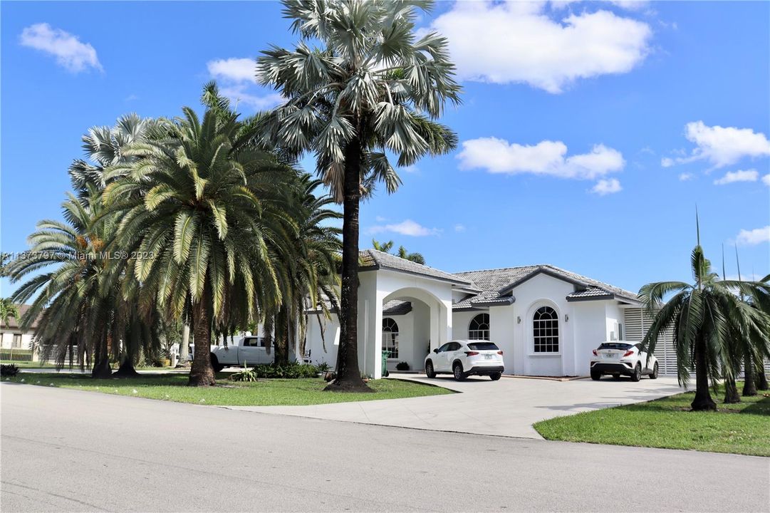 Recently Sold: $1,350,000 (5 beds, 3 baths, 3163 Square Feet)