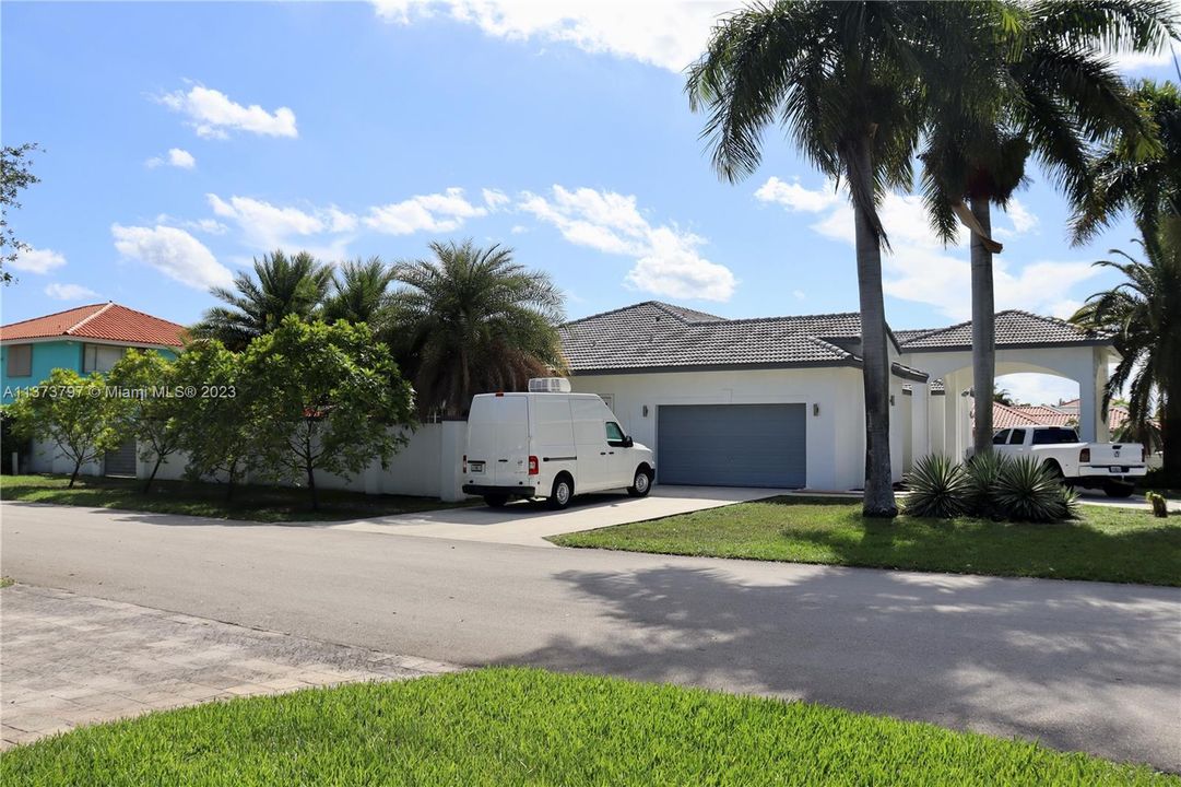 Recently Sold: $1,350,000 (5 beds, 3 baths, 3163 Square Feet)