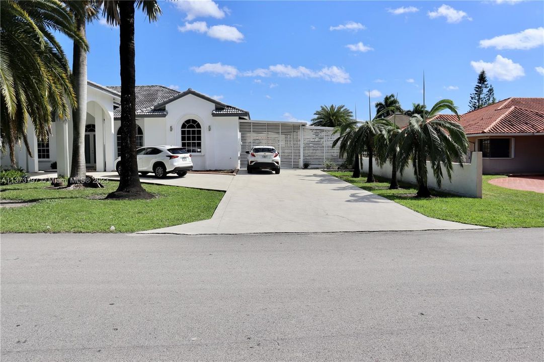 Recently Sold: $1,350,000 (5 beds, 3 baths, 3163 Square Feet)