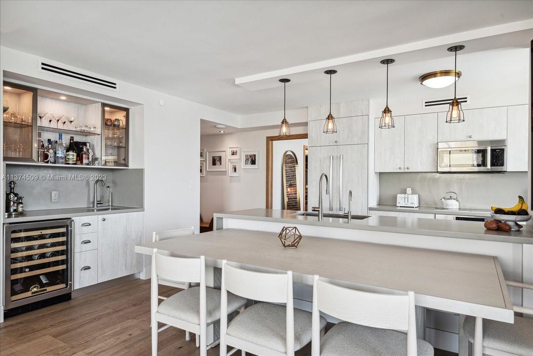 Recently Sold: $1,595,000 (2 beds, 2 baths, 1130 Square Feet)
