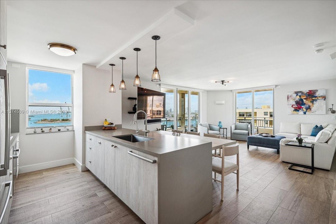 Recently Sold: $1,595,000 (2 beds, 2 baths, 1130 Square Feet)