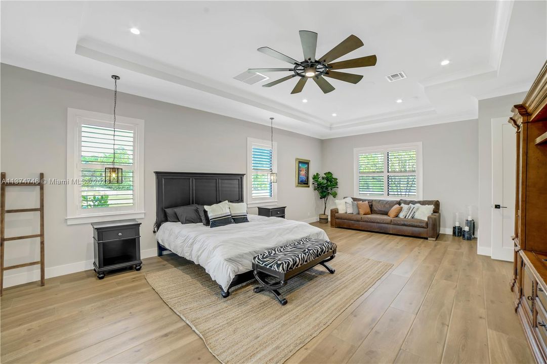 Recently Sold: $2,900,000 (5 beds, 3 baths, 4802 Square Feet)