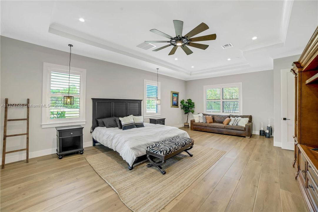 Recently Sold: $2,900,000 (5 beds, 3 baths, 4802 Square Feet)