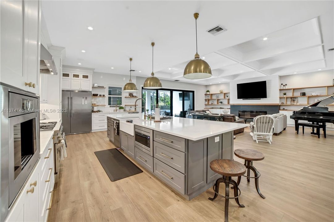 Recently Sold: $2,900,000 (5 beds, 3 baths, 4802 Square Feet)