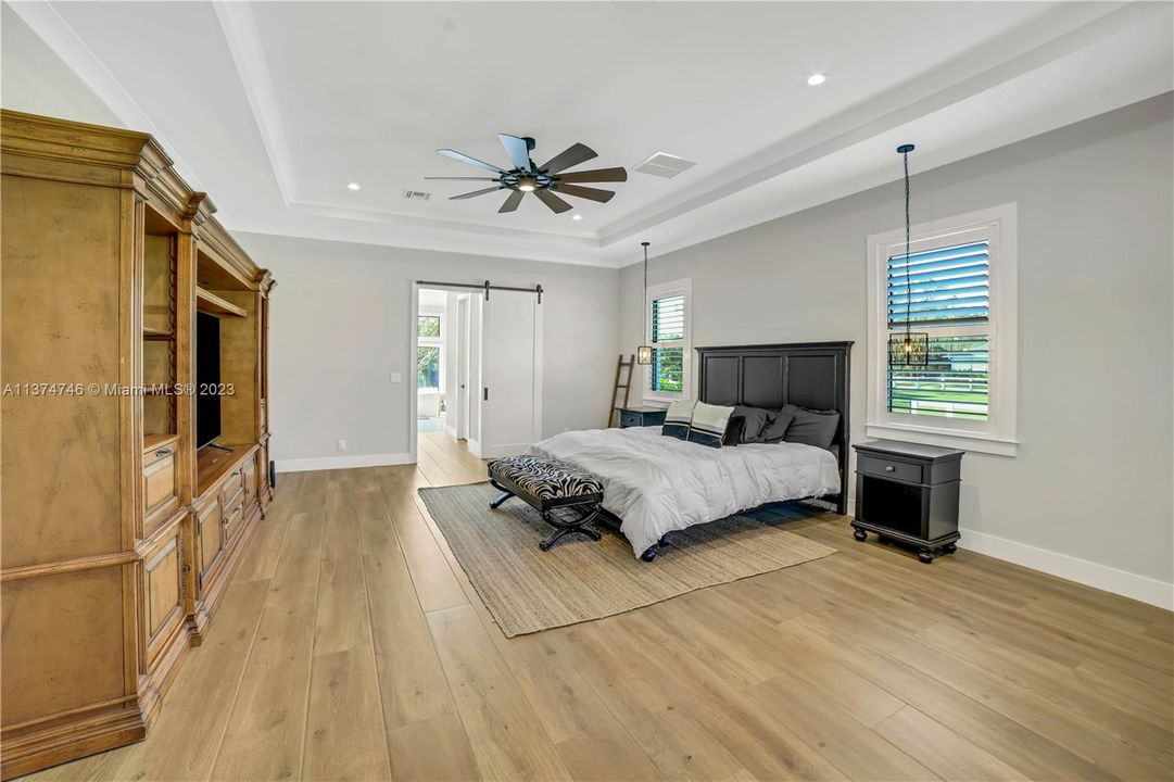 Recently Sold: $2,900,000 (5 beds, 3 baths, 4802 Square Feet)