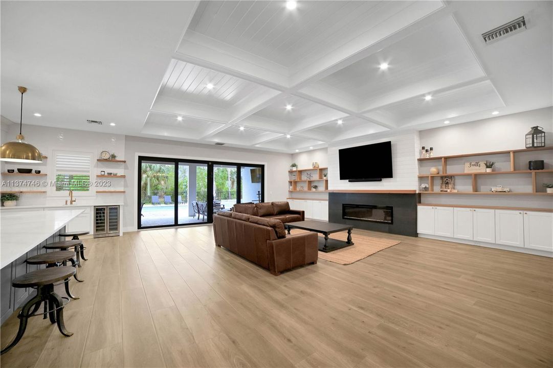 Recently Sold: $2,900,000 (5 beds, 3 baths, 4802 Square Feet)