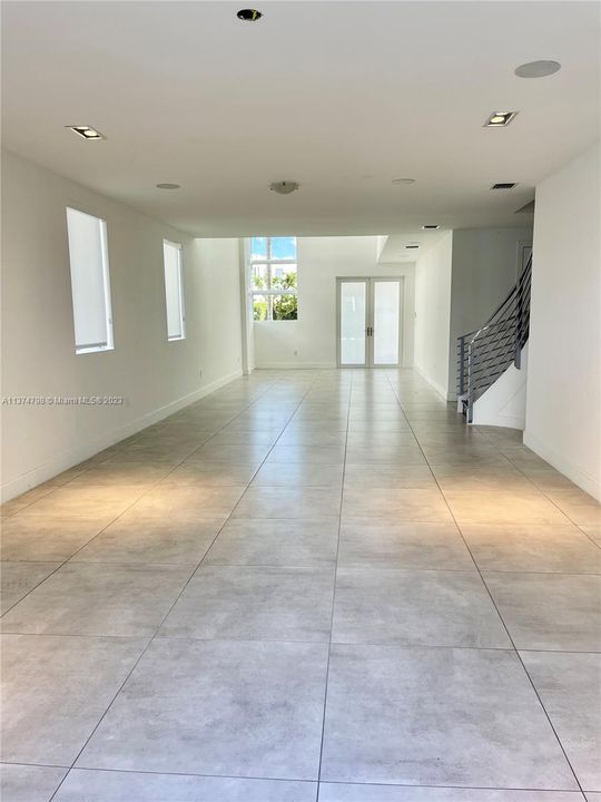 Recently Sold: $1,200,000 (5 beds, 5 baths, 3624 Square Feet)