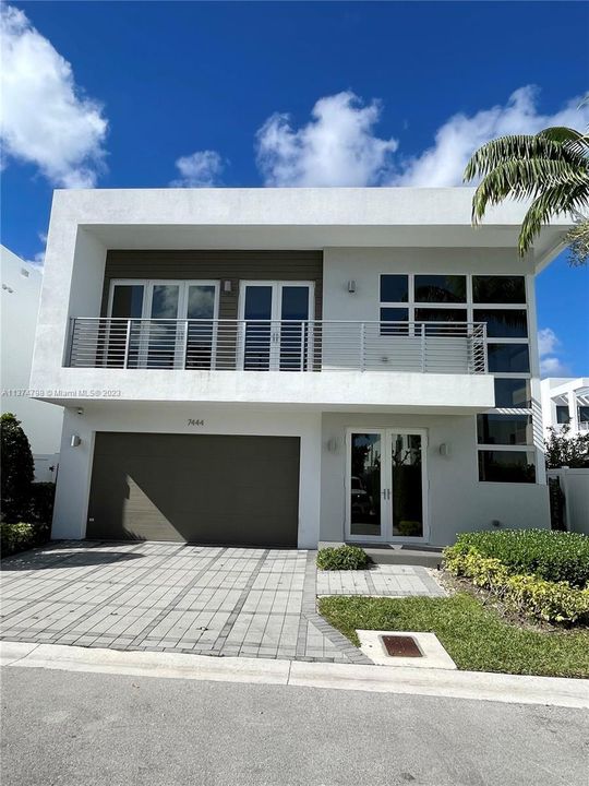 Recently Sold: $1,200,000 (5 beds, 5 baths, 3624 Square Feet)