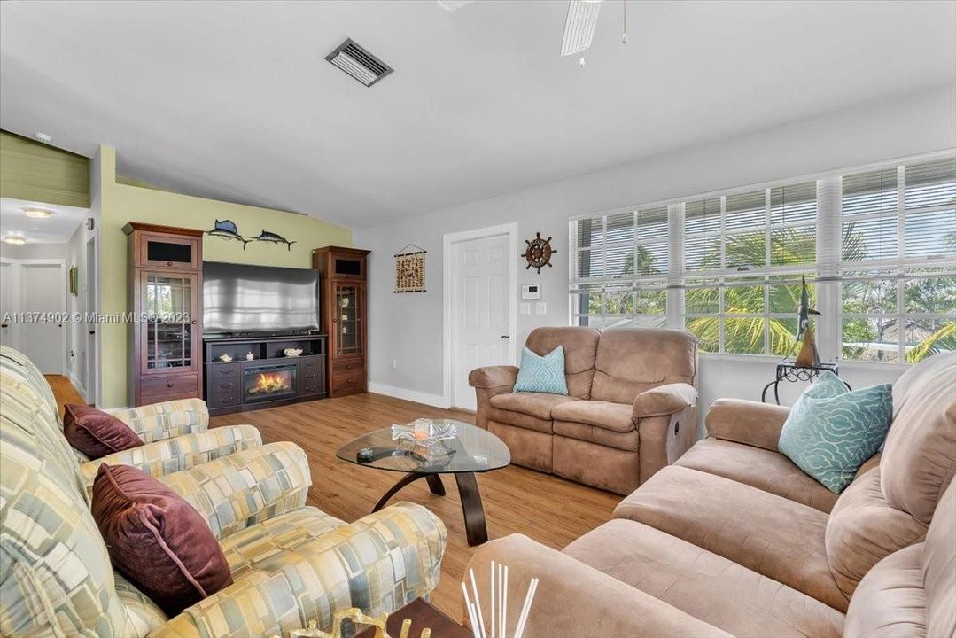 Recently Sold: $1,375,000 (3 beds, 2 baths, 1352 Square Feet)