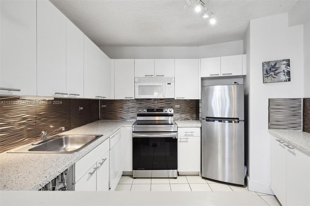 Active With Contract: $357,000 (0 beds, 1 baths, 584 Square Feet)