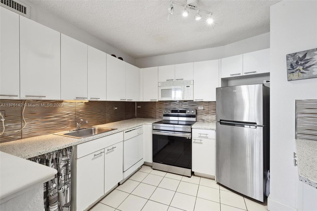 Active With Contract: $357,000 (0 beds, 1 baths, 584 Square Feet)